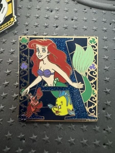 2007 Bilderbuch Initiale Arielle Flunder Sebastian Die kleine Meerjungfrau Disney Pin - Bild 1 von 3