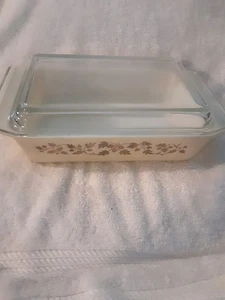 Cazuela vintage Pyrex Gold Bellon Leaves ahorro de espacio - 575B - 2 cuartos con tapa - Imagen 1 de 16