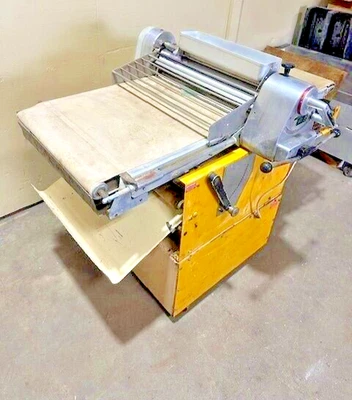 LAMINADORA DE MASA ALCANTARILLA SERIE RONDO 6779 CON 2 RODILLOS 1 CORREA DE PANTALLA Foto 1 de 4