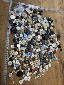 N.1 Lot de boutons Vintage anciens divers Poids Net 600 Grammes - Picture 1 of 5