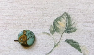 Antiker 1. Weltkrieg Pinback Button mit Soldat "Over The Top" - Bild 1 von 6
