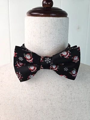 Pajarita ajustable con gancho trasero MMG Hallmark Holiday Traditions Santa All Over Foto 1 de 4