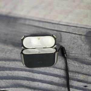 Apple AirPods Pro 2da Generación Estuche de Carga Ony USB‐C Negro Goma Carcasa Exterior - Imagen 1 de 12