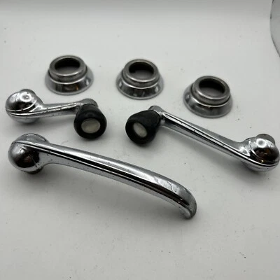 Chevrolet Impala 1958 ventilación ventana y manija de puerta con juego de escudos original Foto 1 de 4