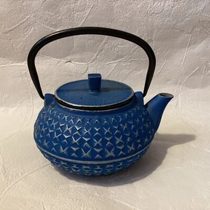 VINTAGE CAST IRON GENUINE BLUE JAPANESE TEA POT WITH STRAINER - Picture 1 of 8