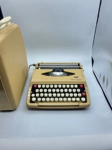 Vintage Smith Corona Corsair SCM Tan Beige Typewriter Canada w/ Case - Picture 1 of 4