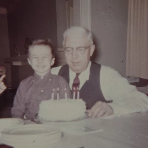 Vintage Farbfoto Schnappschuss eines Jungen lächelnd auf Opas Schoß Geburtstagstorte - Bild 1 von 12