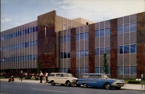 Waterloo,IA Black Hawk County Court House,Old Cars Iowa Postcard - Picture 1 of 2