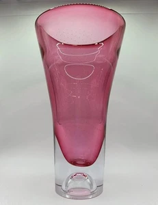 Kosta Boda "Zoom" Pink Glass Vase by Goren Warff Signed & Numbered 12" x 7" x 6" - Picture 1 of 18
