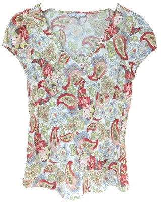 Blusa Top CAbi Para Mujer Mediana Paisley Pastel Cuello en V Manga Corta Estilo #301 Foto 1 de 4