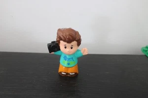 Fisher Price Little People Figur Junge Mann blau grün Shirt Tourist Park Kamera - Bild 1 von 2