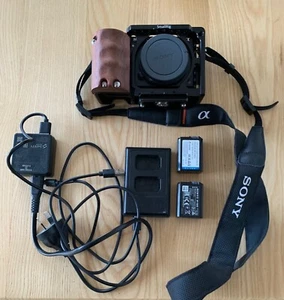 sony a6000 camera- low shutter count (approx 2000) plus small rig camera cage - Picture 1 of 2