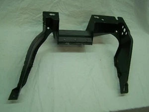 Soporte de soporte de carcasa de faro LH Corvette 1968-1974 GM# 3915681 buen estado - Imagen 1 de 7