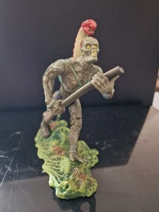 Zombie Edgar Uomo In Nero Attacco Alieno Nuovo con scatola con fucile e supporto. Galoob 1995 - Foto 1 di 5