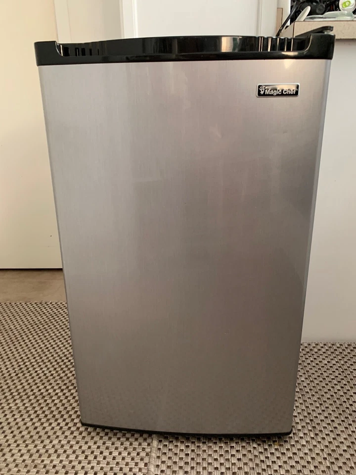 Refrigerador Magic Chef MCBR440S2 4,4 pies cúbicos con congelador, fresa, estante para refrescos! Foto 1 de 4