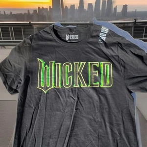 Wicked Men's Medium Movie Short Sleeve T-Shirt Hot Topic Black - Picture 1 of 4