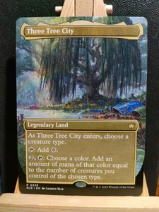 Three Tree City (Borderless) 0338 - Bloomburrow - Rare - NM (siehe Bilder) MTG - Bild 1 von 2