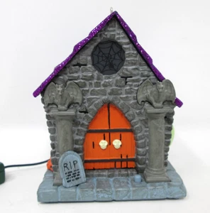 Hallmark Mausoleo Fantasmal Halloween Adorno Casa Se Adapta a Cable de Luz Mágico - Imagen 1 de 9