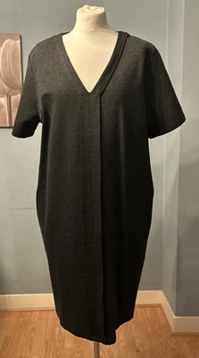 Vestido recto gris cuello en V talla 18 manga corta NEXT Foto 1 de 4