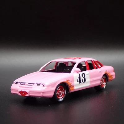 1997 97 Ford Corona Victoria Demolition Derby Rosa 1:64 Scala Modellino Auto - Immagine 1 di 4