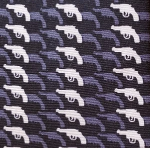 PRADA ~ CORBATA DE VESTIR PARA HOMBRE ~ NEGRO GRIS BLANCO ~ PISTOLAS ~ 63" ~ XL ALTO LARGO - Imagen 1 de 3