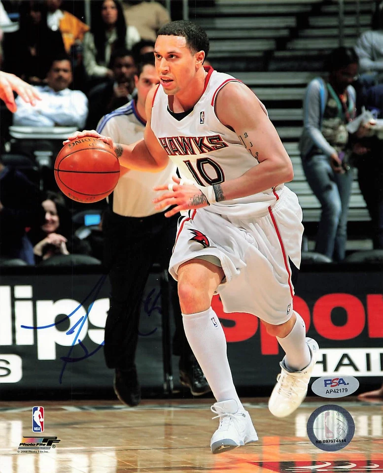 Foto autógrafa firmada por Mike Bibby Hawks 8x10 PSA/DNA AP42179 Foto 1 de 1