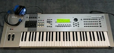 Yamaha MOTIF6 61 Key Professioal Keyboard / Production Synthesizer - Image 1 of 4