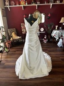 New Sample CASABLANCA wedding dress size 4 - Picture 1 of 16