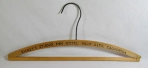 Perchero de madera vintage RICKEY'S STUDIO INN HOTEL PALO ALTO CALIF - Imagen 1 de 2