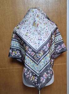 BUFANDA VINTAGE AUTÉNTICA SEDA GRIS BLANCO FLORAL A CUADROS ENROLLADA A MANO - Imagen 1 de 6