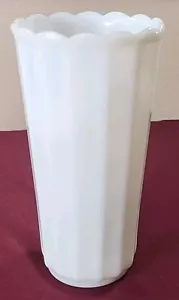 Vaso a coste bordo smerlato in vetro al latte traslucido 8,5" - Foto 1 di 9