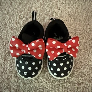 Disney Kleinkind Mädchen Größe 3 Minnie Mouse Schuhe rot Schleife schwarz weiß gepunktet gebraucht, in einwandfreiem Zustand - Bild 1 von 4