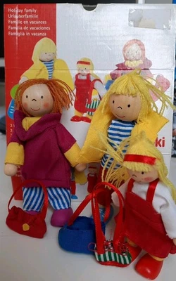 3 Goki Biegepuppen Urlauberfamile 51702 Holzfiguren - Bild 1 von 4