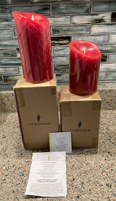 Juego Luminara/2 velas pilar parpadeantes rojas de 5" + 7" con diamante en relieve sin llama nuevas en caja Foto 1 de 4