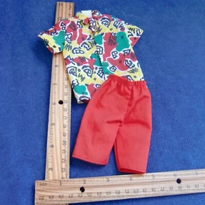 Mattel Barbie Ken Cool Times Shirt Shorts OK + rot gelb grün Skate-Stil - Bild 1 von 3