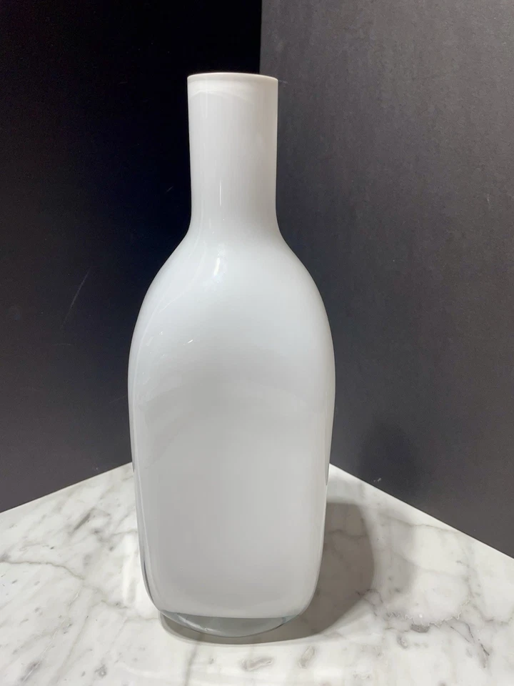 Белая художественная стеклянная ваза бутылка минималистский корпус 12 дюймов высота - Изображение 1 из 4