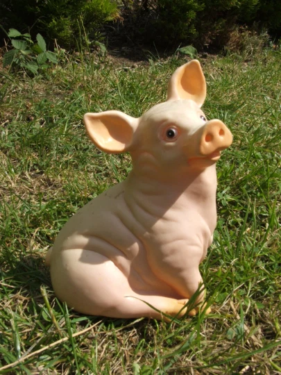 Latex mould / mold for a Sitting Pig. - Image 1 of 1