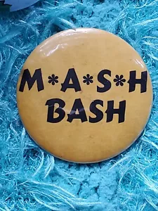 Vintage M*A*S*H BASH 2.25" Amarillo Pin Botón Pinback Eau Claire Wisconsin Mash - Imagen 1 de 3