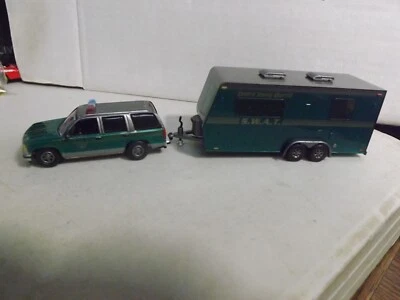 Johnny Lightning Green 1997 Chevy Tahoe with Camper Trailer - Image 1 of 4