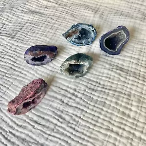 SET/5 Base Taglio Viola Blu Ametista Set Quarzo Druzy Geode Rocce Gemme Bulk - Foto 1 di 5