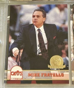 Mike Fratello 1993-94 NBA Hoops 5to Aniversario Oro Firmado Autógrafo TTM Entrenador - Imagen 1 de 2