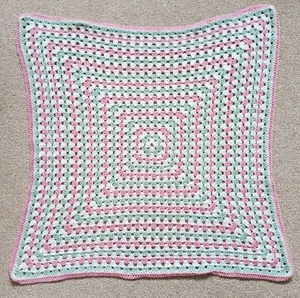 Handarbeit gehäkelt Granny Square Decke Überwurf rosa Cottagecore Homewear - Bild 1 von 10