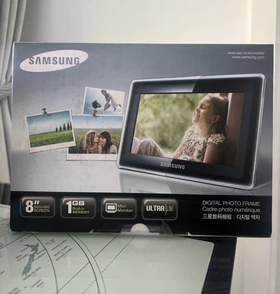 Samsung 8 Inch Digital Photo Frame SPF-87H ~ 1GB Memory ~ Super Slim - New - Image 1 of 4