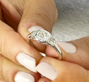 Conjunto de bisel de anillo de compromiso de diamantes simulados corte Asscher de oro blanco de 14 quilates 1,40 ctw - Imagen 1 de 8