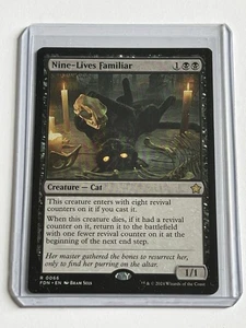 Nine Lives Familiar 66 MTG Foundations 2024 come nuovo - 9.0 + non foil raro - Foto 1 di 13