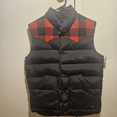 Penfield Rockway Chaleco de Plumón con Yugo a Cuadros Negro Rojo Franela Puffer Ligero Acogedor Foto 1 de 4