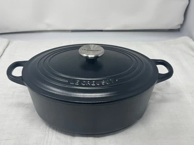 Horno holandés Le Creuset 29 cm negro mate ovalado de hierro fundido 5 cuartos Foto 1 de 4