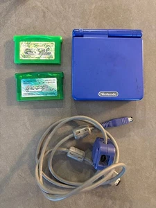 Game Boy Advance SP blau mit 2 Pokemon Spielen, Smaragd & Blattgrün, getestet - Bild 1 von 3