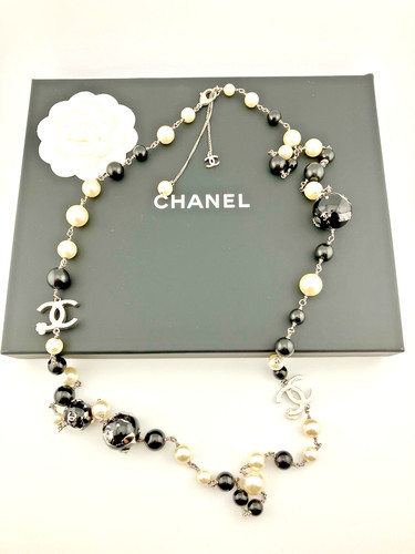 Collana di perle Chanel 2013 smalto nero globo mondiale CH109