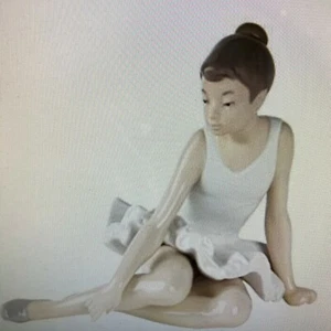 Nao Lladro Seated Ballerina Figure - AO 2 - Picture 1 of 1